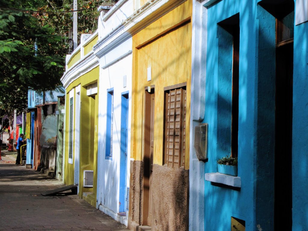 Pequenas casas de pescadores dão charme à Rua do Porto. Hoje, muitas abrigam restaurantes (Foto: Gloria Cavaggioni) 