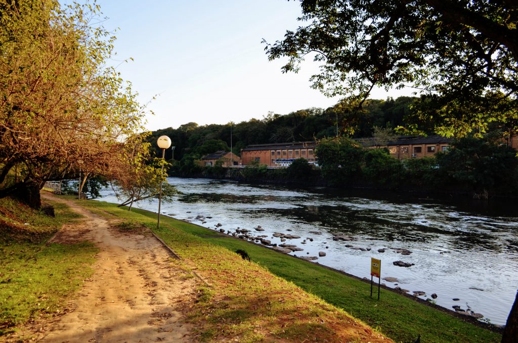 Trilha pela margem direita do Rio Piracicaba