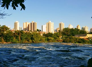 Rio Piracicaba e o centro da cidade ao fundo (Foto: Wanderley Garcia / Da Janela)