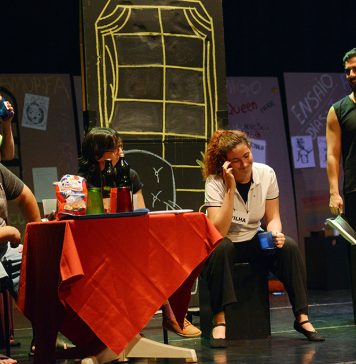 Apresentação de alunos de curso de teatro do Sesi