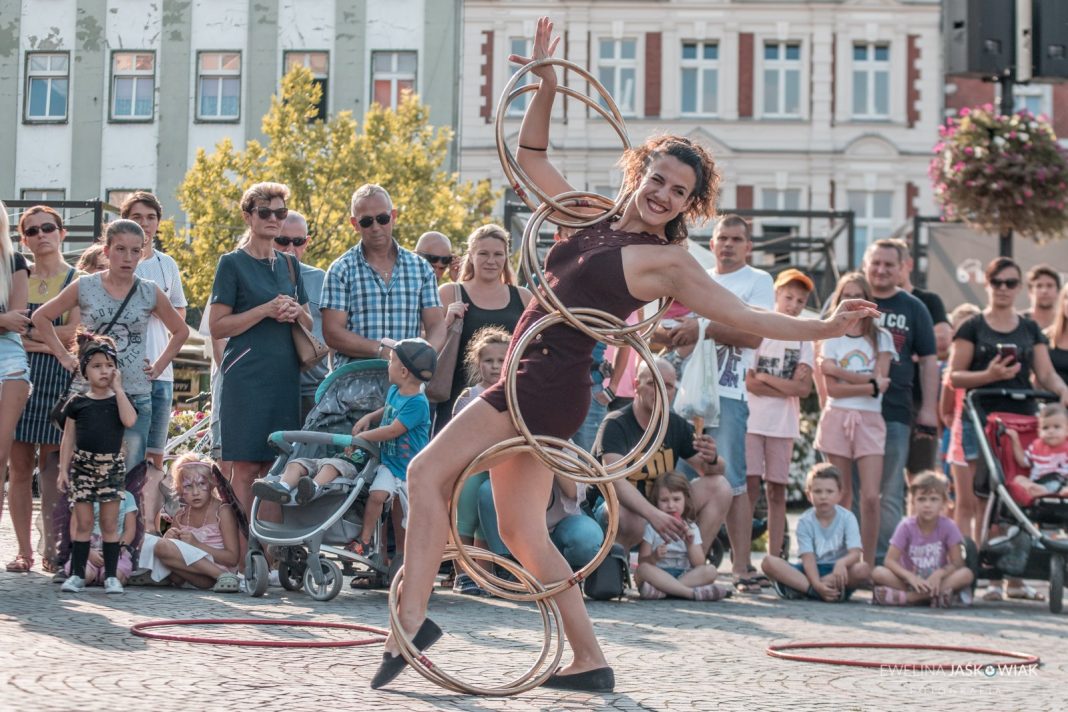 Laura Faleiros se apresenta com bambolês (foto: Pawel Piotrowski)
