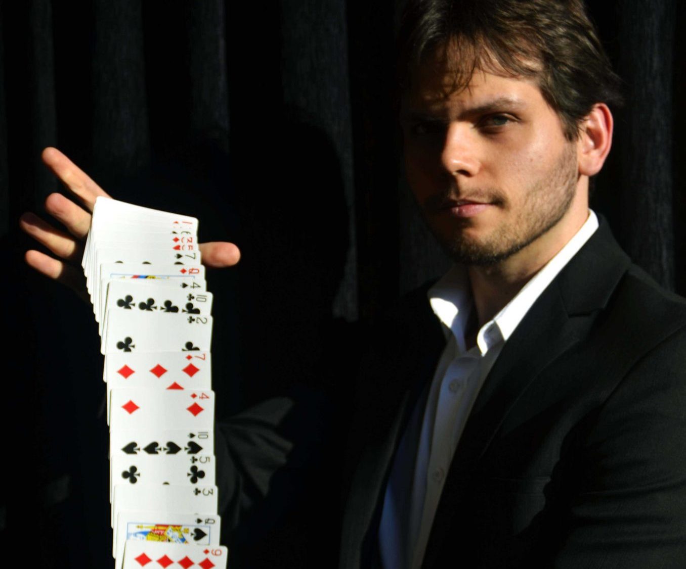 Oficina de mágica no Sesc ensina técnicas e truques