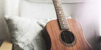 violão encostado: músicos têm prejuízo em Piracicaba