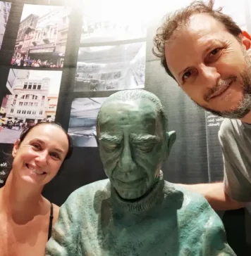 Estátua de Erico Verissimo em Porto Alegre, no memorial Livraria do Globo