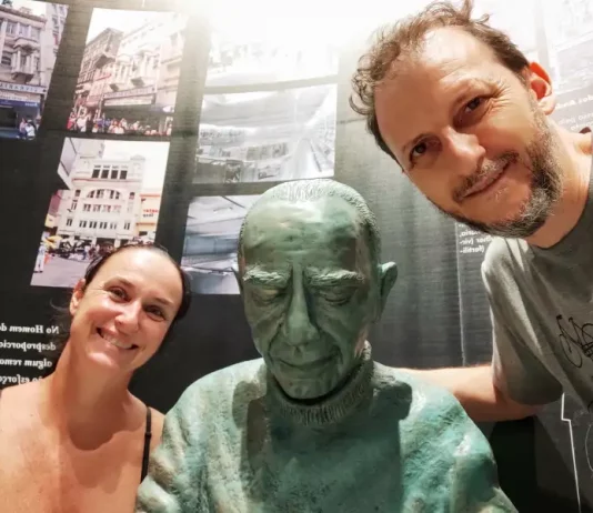 Estátua de Erico Verissimo em Porto Alegre, no memorial Livraria do Globo