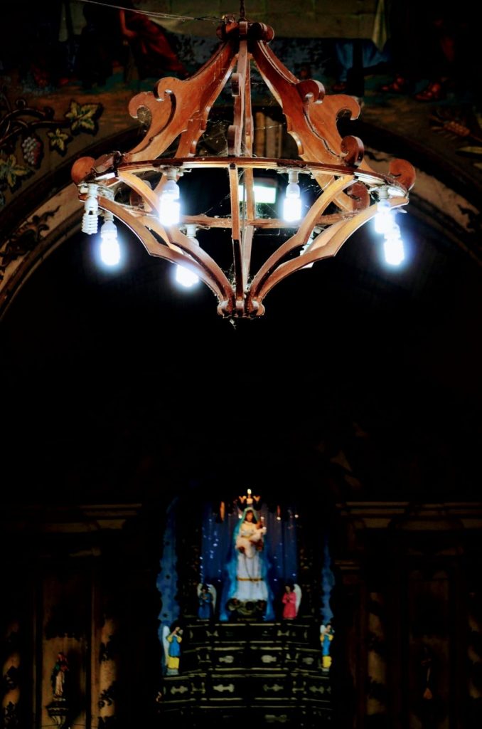 Lustre e altar da Igreja Matriz Nossa Senhora do Rosário em Rio Pardo (RS)