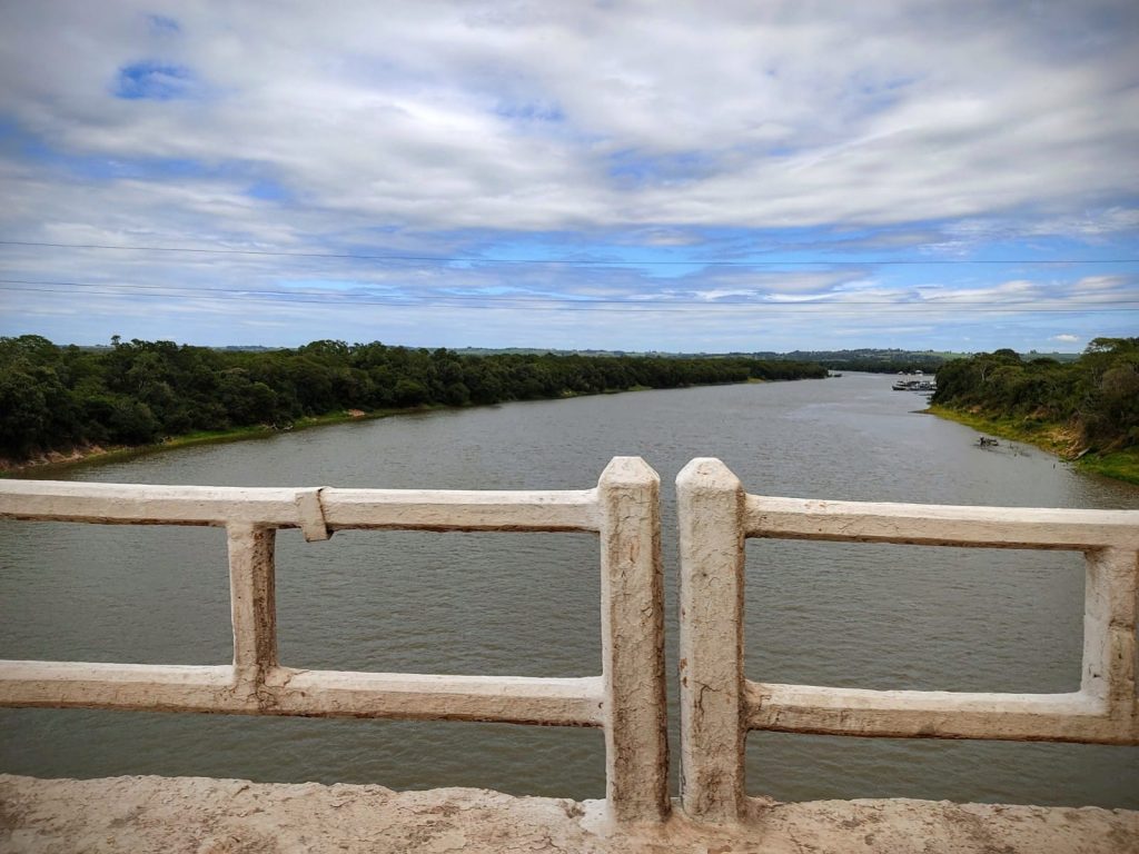 Rio Jacuí próximo à entrada da cidade de Rio Pardo (RS)