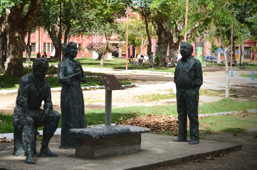 Estátuas de Luis Fernando Verissimo e o Analista de Bagé - Bagé - RS