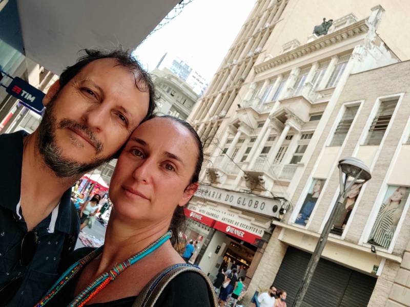 Em frente à Livraria do Globo, onde Erico Verissimo trabalhou por muitos anos