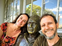 Com a estátua de Fernando Sabino em frente à Biblioteca do Estado de MInas Gerais em Belo Horizonte - Foto: Da Janela
