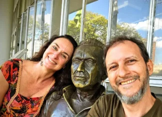 Com a estátua de Fernando Sabino em frente à Biblioteca do Estado de MInas Gerais em Belo Horizonte - Foto: Da Janela