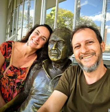 Com a estátua de Fernando Sabino em frente à Biblioteca do Estado de MInas Gerais em Belo Horizonte - Foto: Da Janela