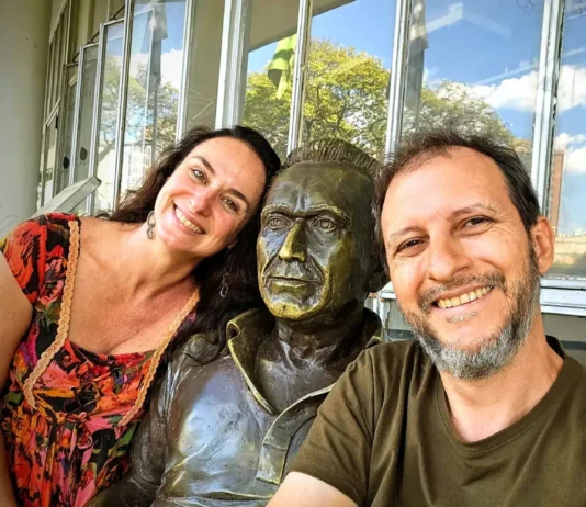 Com a estátua de Fernando Sabino em frente à Biblioteca do Estado de MInas Gerais em Belo Horizonte - Foto: Da Janela