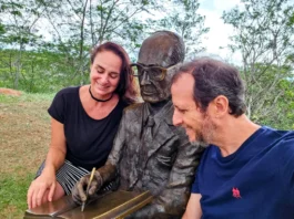 Gloria Cavaggioni e Wanderley Garcia e a estátua Fazendeiro do Ar, Itabira - MG - Foto: Wanderley Garcia / Da Janela