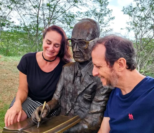 Gloria Cavaggioni e Wanderley Garcia e a estátua Fazendeiro do Ar, Itabira - MG - Foto: Wanderley Garcia / Da Janela