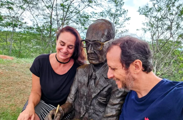 Gloria Cavaggioni e Wanderley Garcia e a estátua Fazendeiro do Ar, Itabira - MG - Foto: Wanderley Garcia / Da Janela