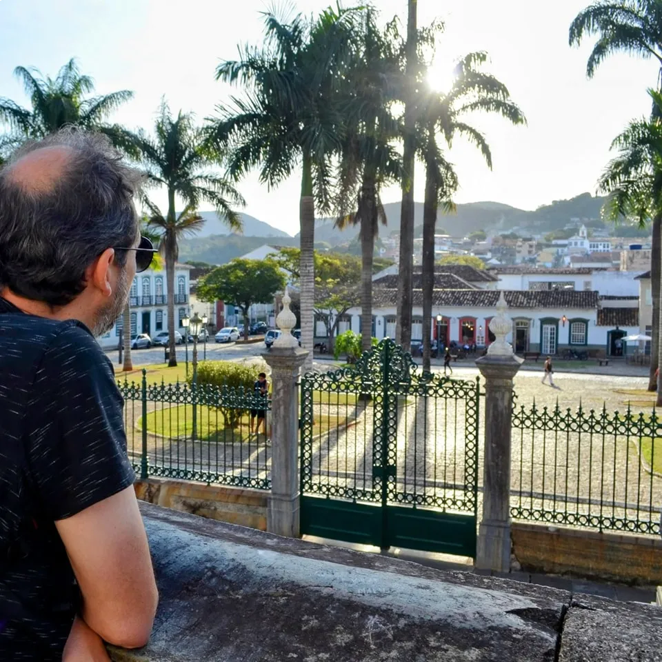 Vista a partir da frente da Igreja de São Francisco de Assis, em São João del Rei, MG - Foto: Da Janela