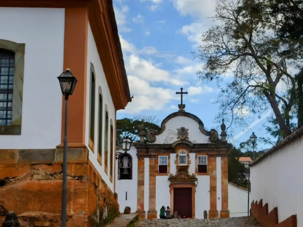 Antiga Cadeia e atual Museu de Santana (primeiro plano), ao fundo, a Igreja de Nossa Senhora do Rosário, Tiradentes, MG - Foto: Da Janela