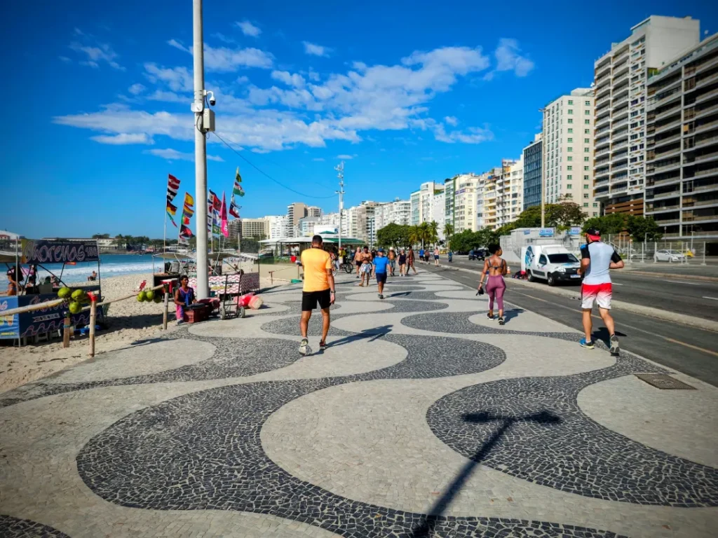 Calçadão de Copacabana, Rio de Janeiro, RJ - Foto: Da Janela