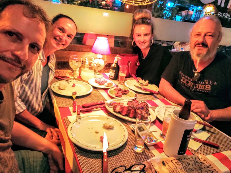 Deliciosa parrilla com os novos amigos Larré e Teté em Porto Alegre - Foto: Wanderley Garcia / Da Janela