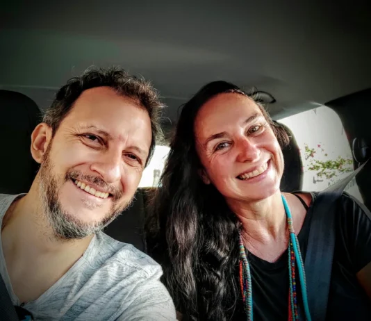 Gloria e Wanderley no carro para viajar - Foto: Da Janela