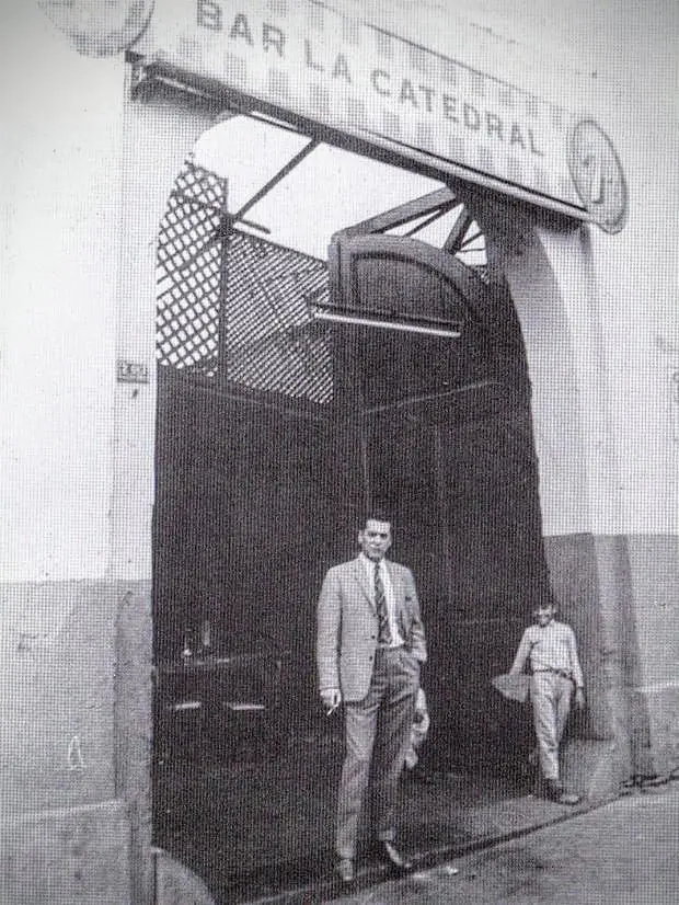 Mario Vargas Llosa na entrada do bar La Catedral - Foto Félix Nakamura