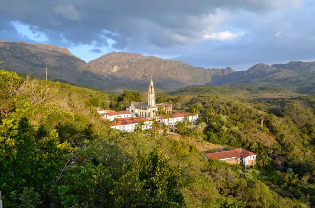 Santuário do Caraça em meio às montanhas mineiras - Foto: Gloria Cavaggioni / Da Janela