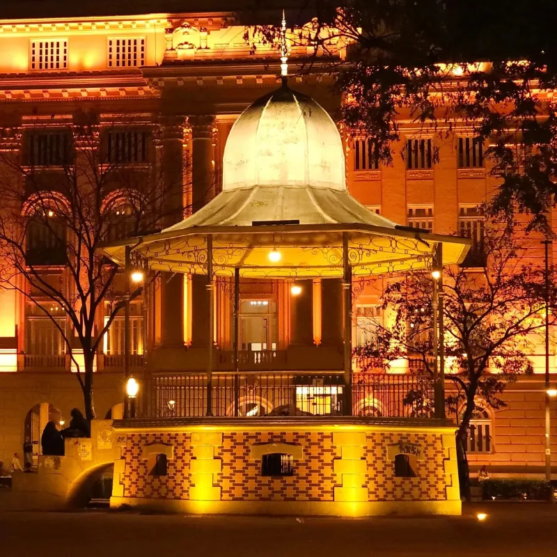 Coreto da Praça da Liberdade, ao fundo o Centro Cultural Banco do Brasil - Foto: Wanderley Garcia / Da Janela