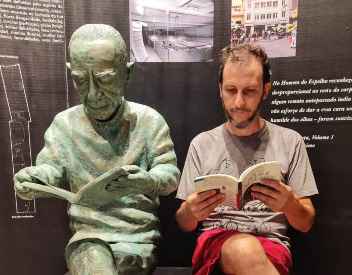 Wanderley Garcia e a estátua de Erico Verissimo no prédio onde funcionou a Editora do Globo, em Porto Alegre - Foto: Gloria Cavaggioni / Da Janela