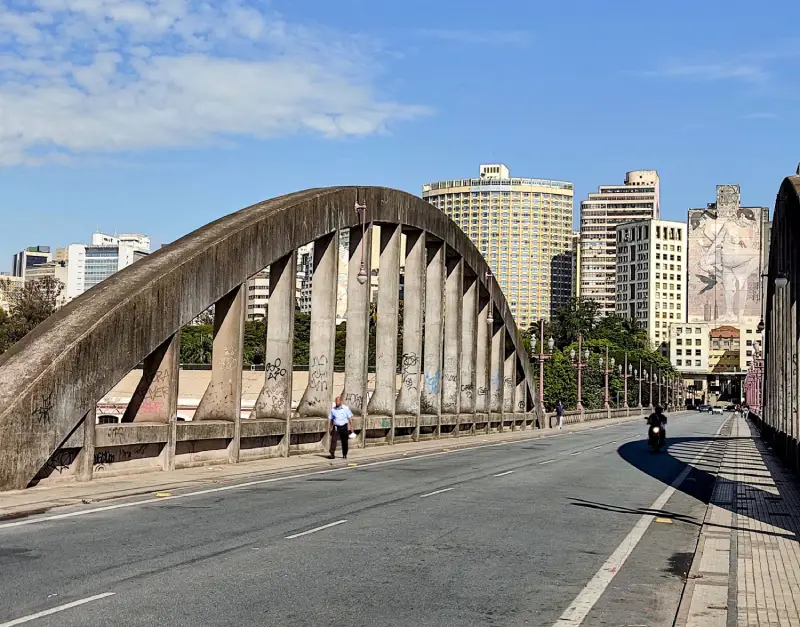 Viaduto Santa Tereza, ao fundo o prédio do antigo Hotel Othon. Foto: Gloria Cavaggioni, Da Janela