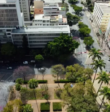 Vista aérea da Praça da Liberdade e do prédio da Escola de Design da UEMG, onde foi a casa de Fernando Sabino. Foto: Wanderley Garcia, Da Janela