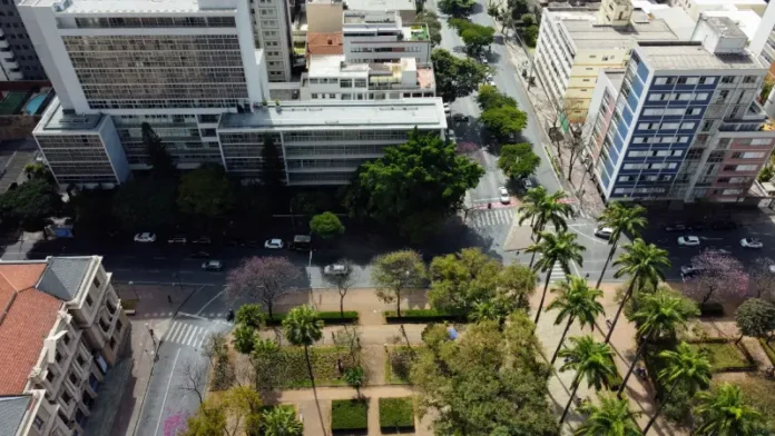 Vista aérea da Praça da Liberdade e do prédio da Escola de Design da UEMG, onde foi a casa de Fernando Sabino. Foto: Wanderley Garcia, Da Janela