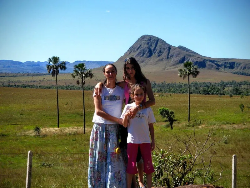 Gloria com suas filhas Juliana e Flora na Chapada dos Veadeiros - Foto: Acervo pessoal de Gloria Cavaggioni, da Janela