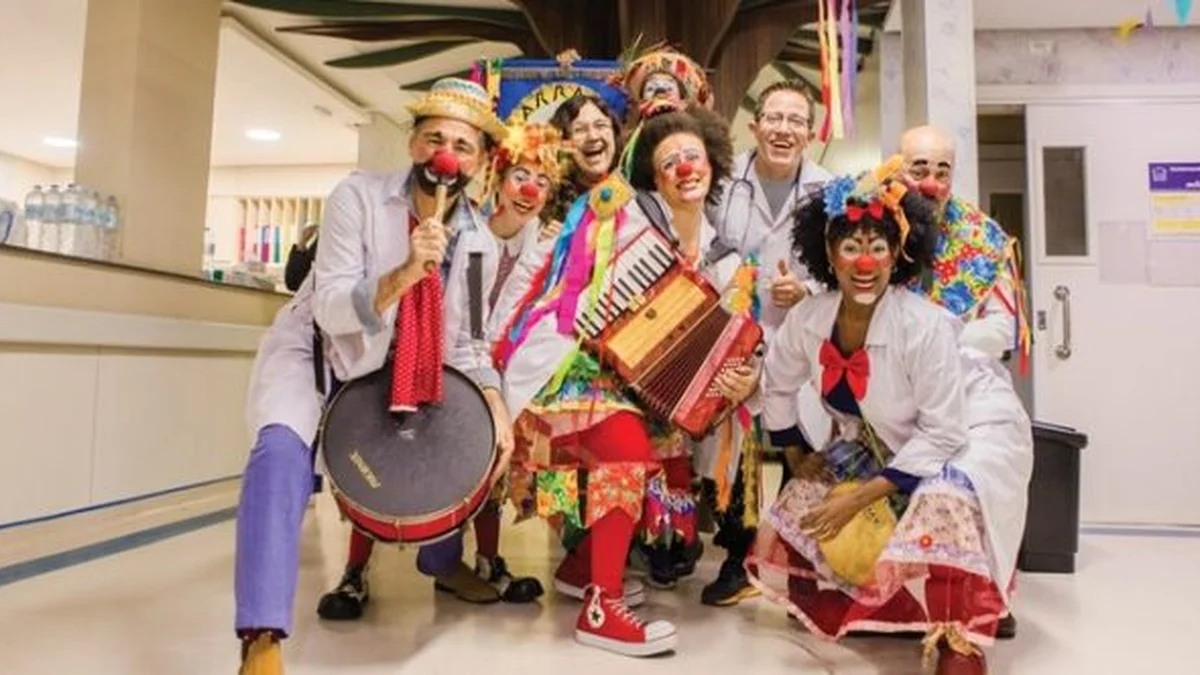 Doutores da Alegria celebram São João em cortejo junino no Sesc Piracicaba