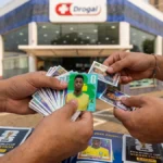 Domingos de troca de figurinhas na Rede Drogal em Piracicaba