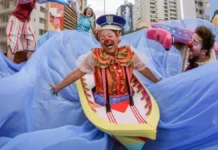 O que fazer em Piracicaba no fim de semana: Festa das Nações, filmes, espetáculos e muito mais Espetáculo "Cidade Brinquedo" do Grupo Esparrama no Sesc Piracicaba