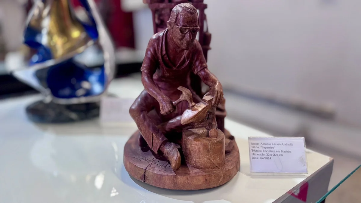 Exposição 'Entre Matérias e Memórias' com esculturas municipais na Prefeitura de Piracicaba